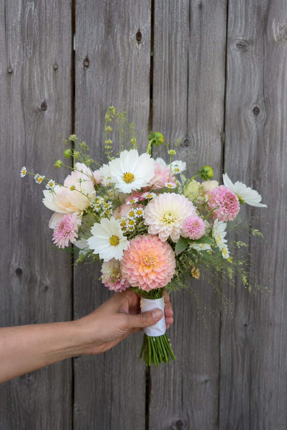 Honest Guide on How To Pick the Best Small Bridal Bouquets This Year