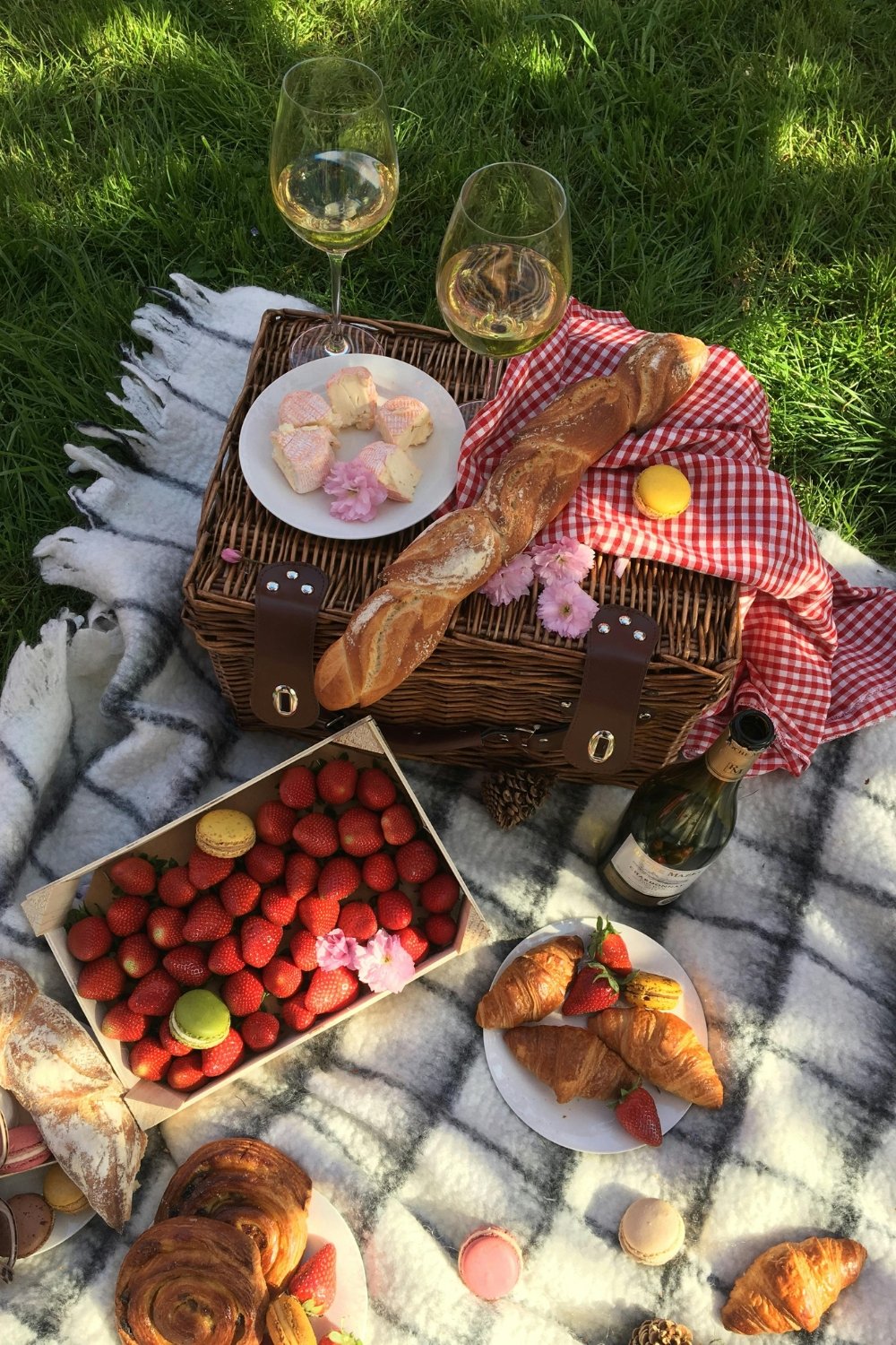9 Easy Picnic Food Ideas for a Lovely Outdoor Feast