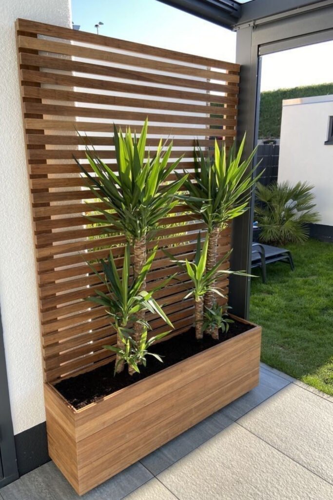 Horizontal slat privacy screen with planter