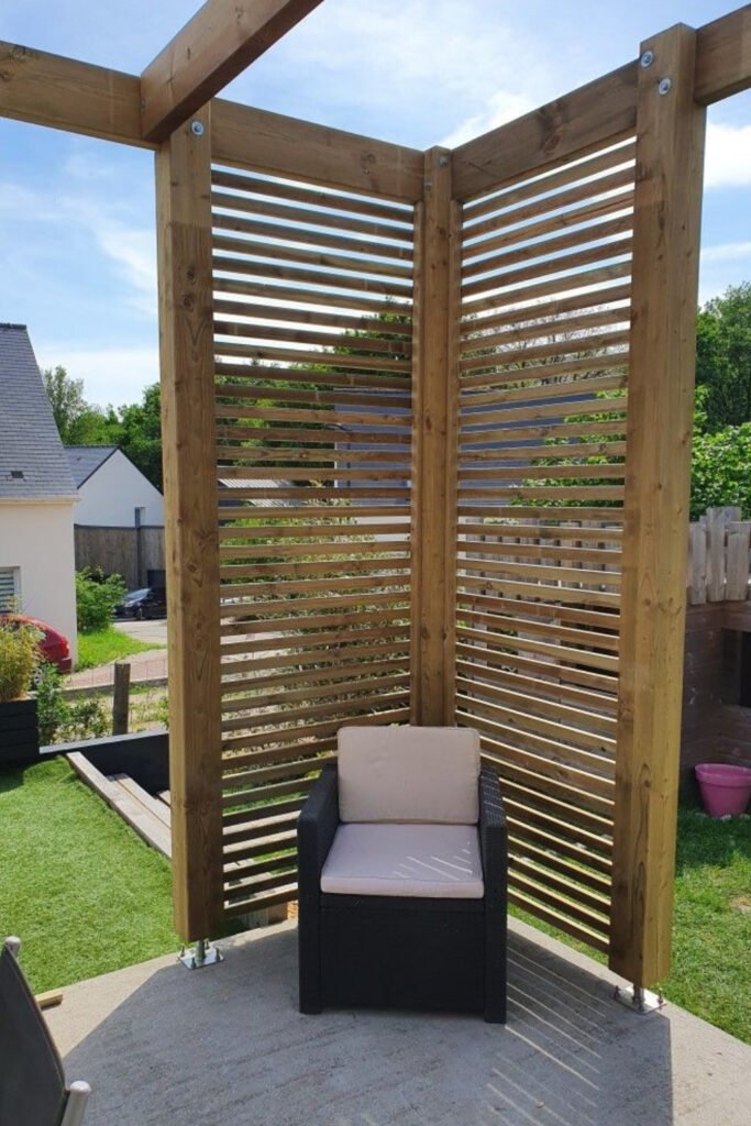 Slatted corner privacy screen with a lounge chair